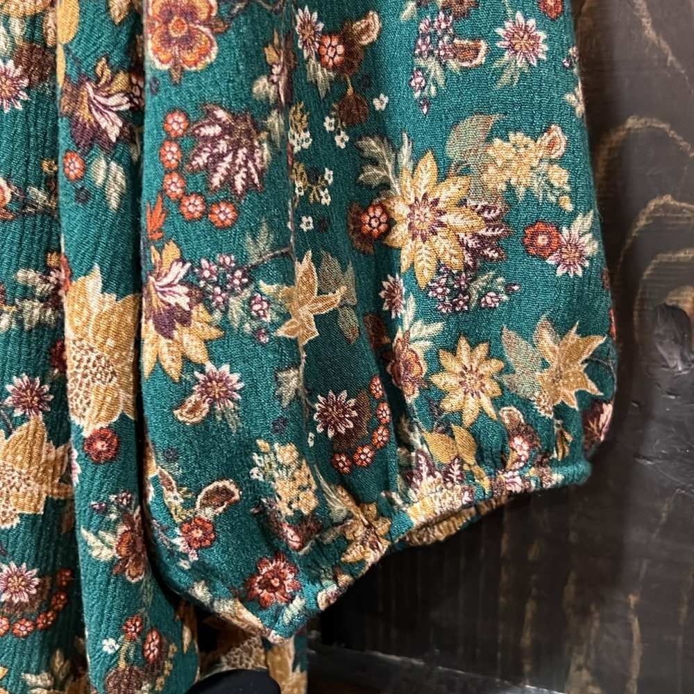 Torrid Smocked Floral Blouse 2 2X Green Long Sleeves Ruffle Shoulders Boho Flowy - Picture 7 of 13